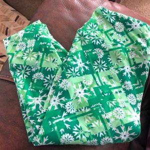 Lularoe green snowflake OS